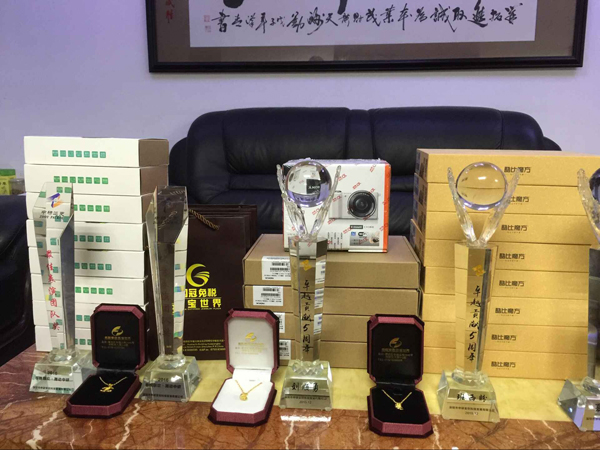 羊獻銀毫書捷報 猴揮金捧迎新春 羊獻銀毫書捷報 猴揮金捧迎新春